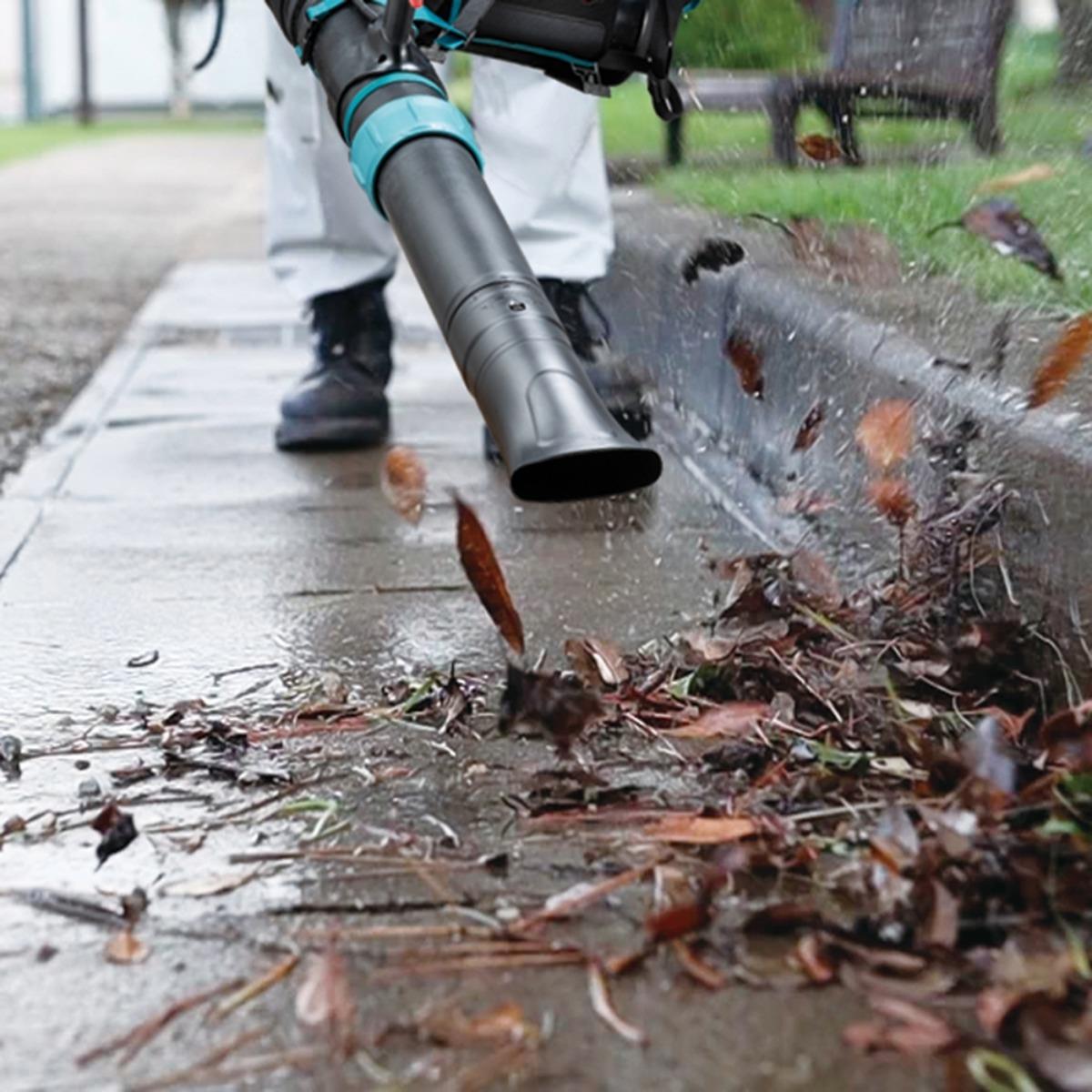 Makita UB004GZ 40V Max XGT Brushless Backpack Leaf Blower with 2 x 4.0Ah Battery & Charger